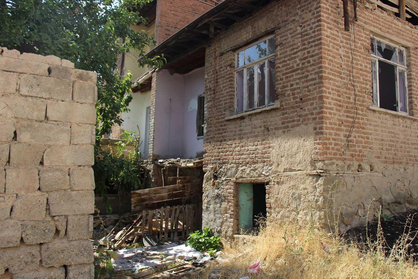 Yıkılmayan ağır hasarlı binalar ahlaksızlık, alkol ve uyuşturucu yuvasına döndü